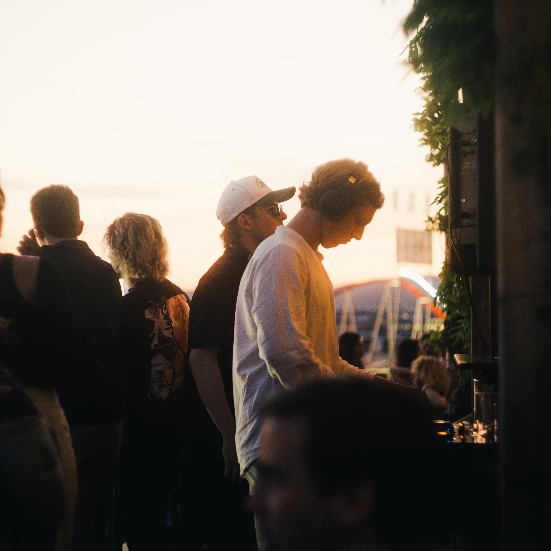 Rooftop Live Music: Disco-House with Of Blonde